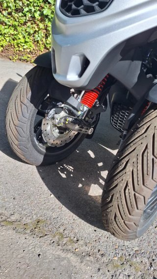 Scooter 3 ruedas Piaggio MP3 25,8 cv carne coche