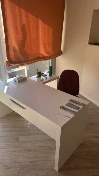 Mesa de escritorio blanca