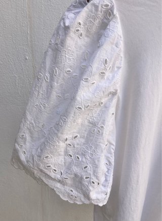 Camiseta blanca manga bordada Talla L