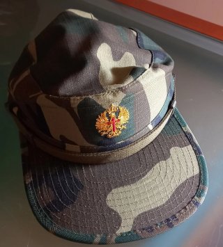 Lote militar: cantimplora, gorra y petate