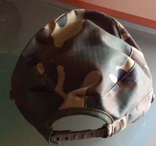 Lote militar: cantimplora, gorra y petate