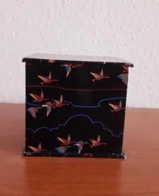 Cajonera decorada con pájaros
