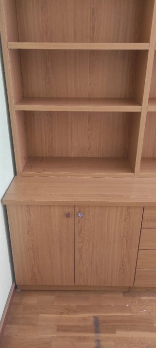 Estantería de madera con cajones