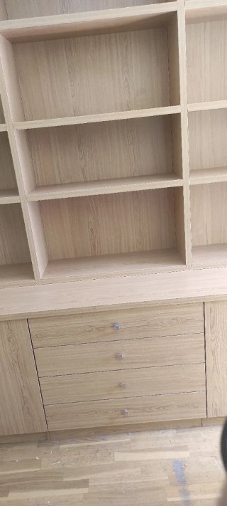 Estantería de madera con cajones