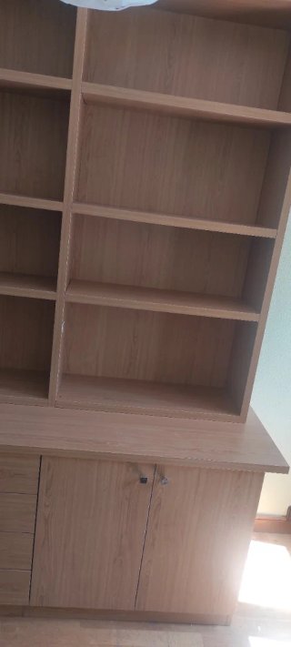 Estantería de madera con cajones