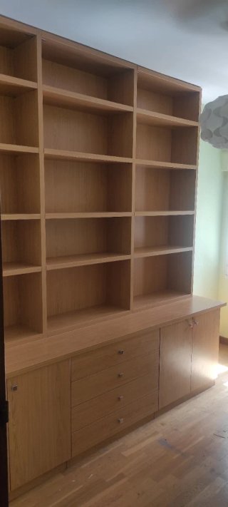 Estantería de madera con cajones
