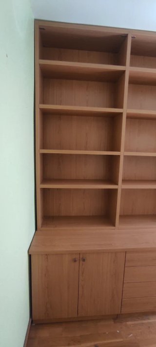 Estantería de madera con cajones