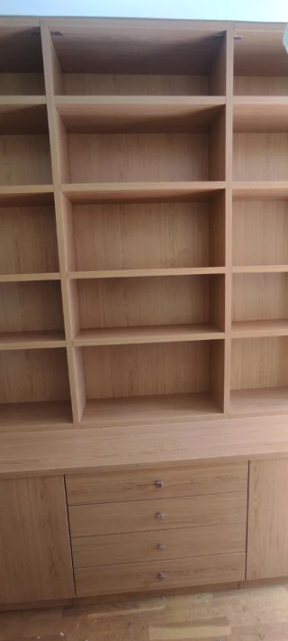 Estantería de madera con cajones