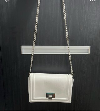 Bolso blanco con cadena plateada