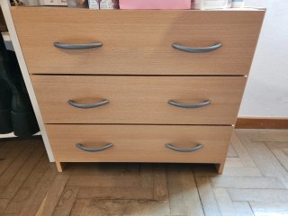 Cajonera de madera con tiradores metálicos