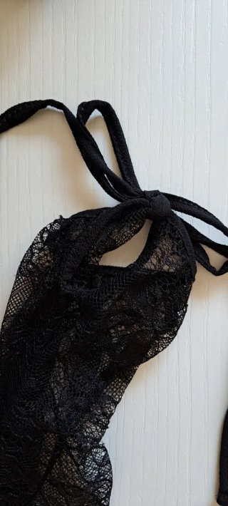 Blusa negra con encaje