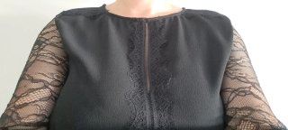 Blusa negra con encaje