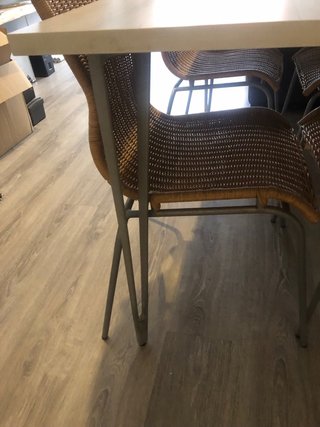 Tavolo da pranzo in legno e metallo