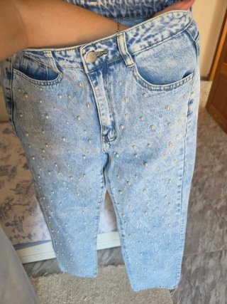 Pantalón vaquero con perlas