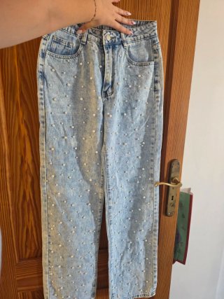 Pantalón vaquero con perlas