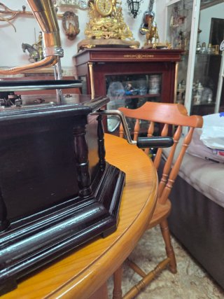 Gramofono antico + 12 dischi + aghi funziona bene