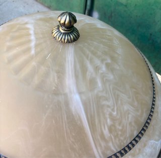 Lámpara de mesa vintage dorada y beige