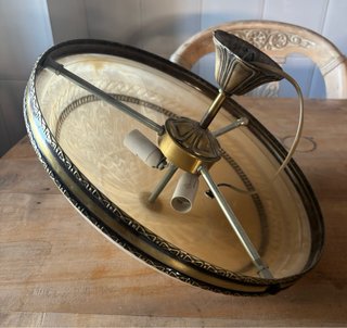 Lámpara de mesa vintage dorada y beige