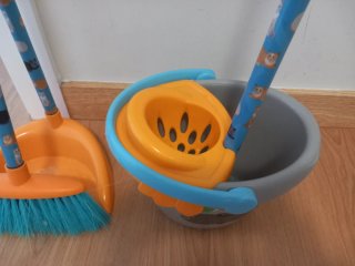 Escoba, recogedor y cubo infantil
