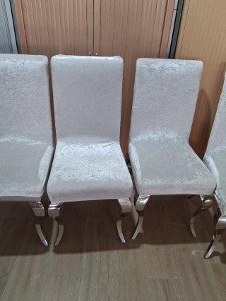 Sillas estilo barroco beige y plateadas