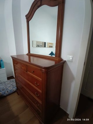 Cómoda clásica de madera con espejo