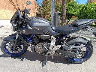 Yamaha MT-07 gris y Azul