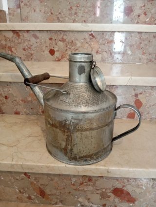 Aceitera antigua de metal estilo rustico