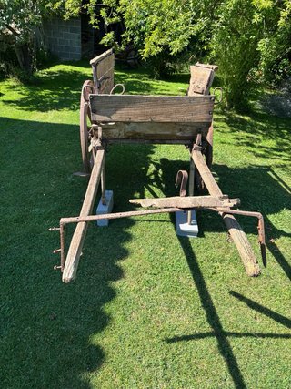 Carro antiguo de madera para paseo