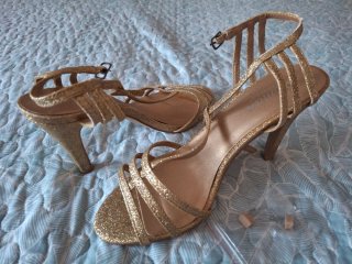 Zapatos de tacón dorados