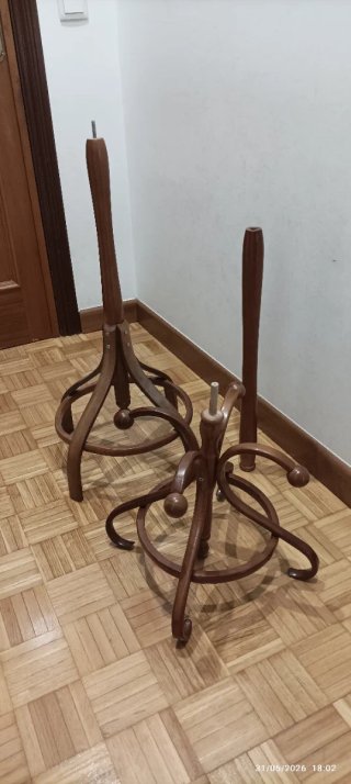 Perchero de pie de madera