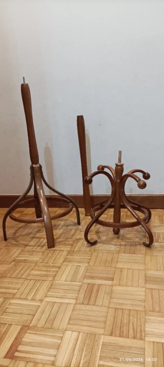 Perchero de pie de madera