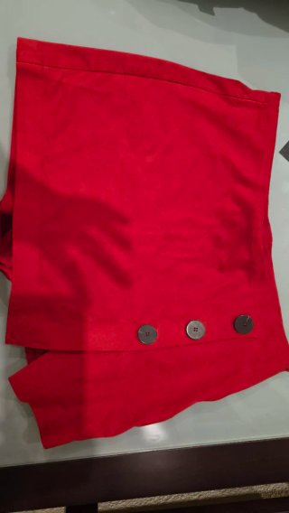 Falda short rojo con botones