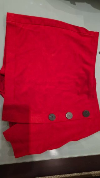 Falda short rojo con botones