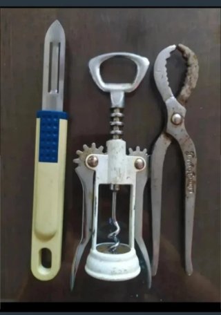 Pelador, sacacorchos y alicates