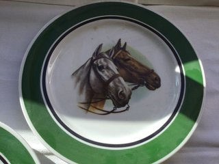 Conjunto de platos con caballos