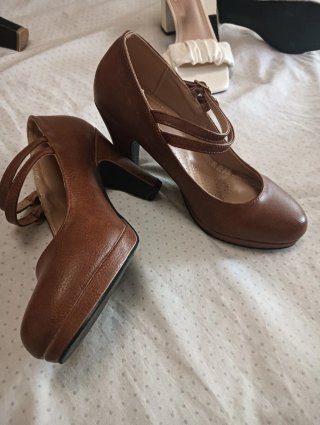 Zapatos de tacón marrones