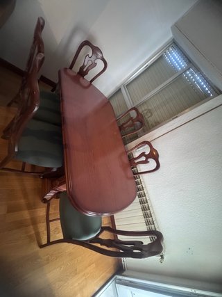 Mesa de comedor de madera con 6 sillas