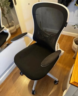 Silla de oficina ergonómica negra y blanca