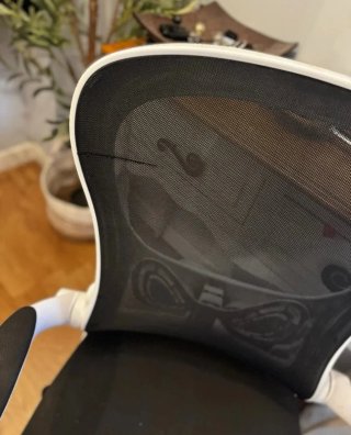 Silla de oficina ergonómica negra y blanca