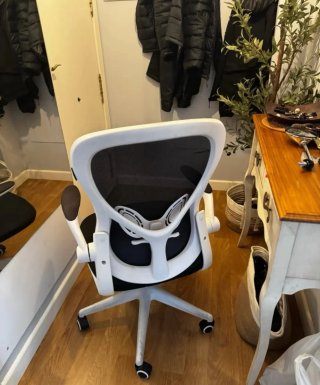 Silla de oficina ergonómica negra y blanca