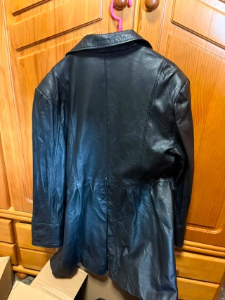 Chaqueta larga de piel negra
