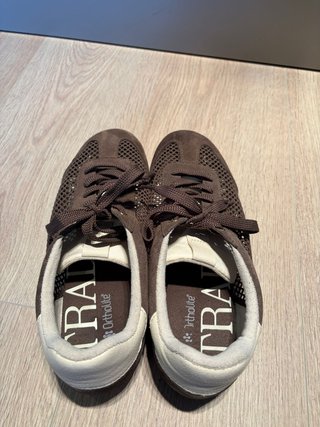 Zapatillas Stradivarius troqueladas marrones