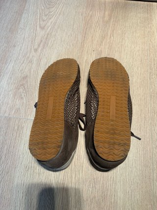 Zapatillas Stradivarius troqueladas marrones