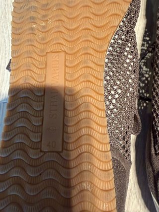 Zapatillas Stradivarius troqueladas marrones
