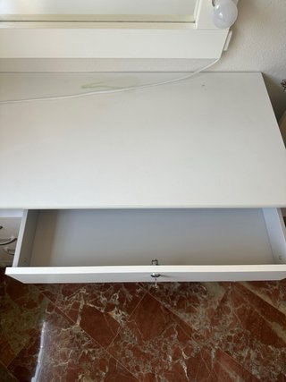 Scrivania bianca con cassettiera