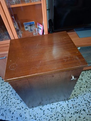 Máquina de coser Alfa antigua con mueble