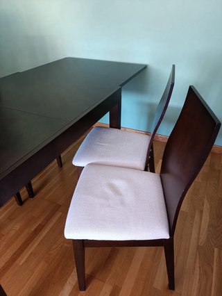 Mesa de comedor de madera oscura