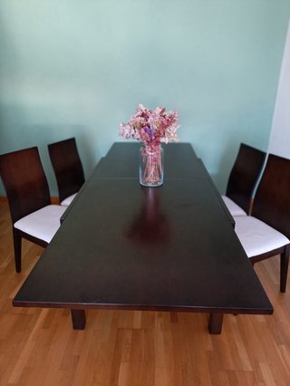 Mesa de comedor de madera oscura
