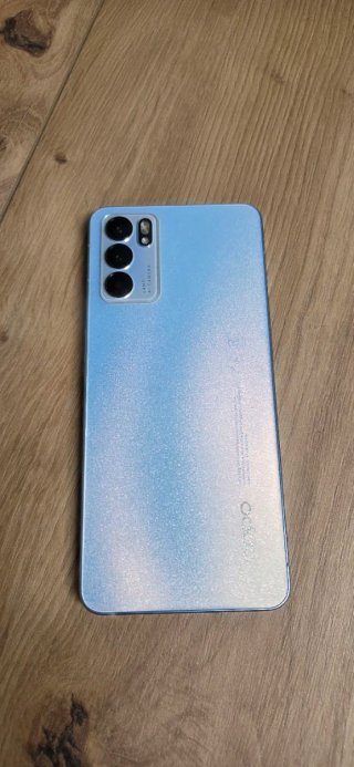 Oppo Reno6 5G con custodia