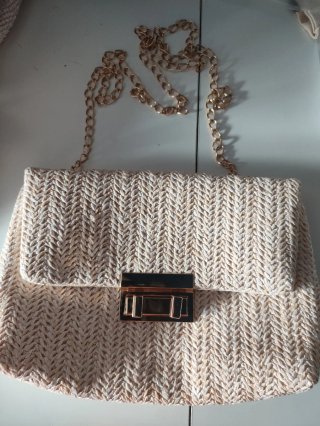 Bolso de rafia beige con cadena dorada